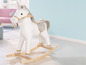 Ein weißes Einhorn-Schaukelpferd mit goldenen Details.