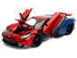 Ein roter Ford GT mit Spider-Man-Motiv, mit geöffneten Türen und Motorhaube.