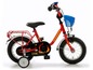 Ein rotes Kinderfahrrad mit Stützrädern, einem Korb und einem 'Feuerwehr' Design.