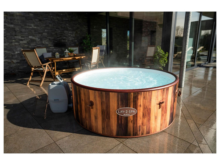 Ein Lay-Z-Spa Helsinki Whirlpool auf einer Terrasse.
