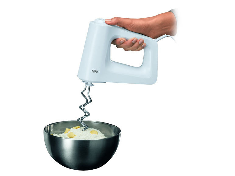 Ein weißer Braun Handmixer vermischt Teig in einer Schüssel.