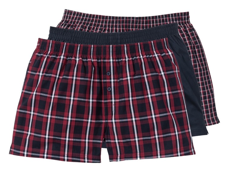 Drei Paar Boxershorts in rot-schwarzem Karo-Muster.