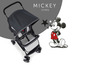 Ein schwarzer Kinderwagen mit Mickey Mouse-Motiv.