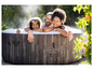 Eine Familie genießt eine aufblasbare Lay-Z-Spa Bahamas Hot Tub.