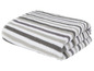 Ein gefaltetes, gestreiftes Handtuch in Grau und Weiß.
