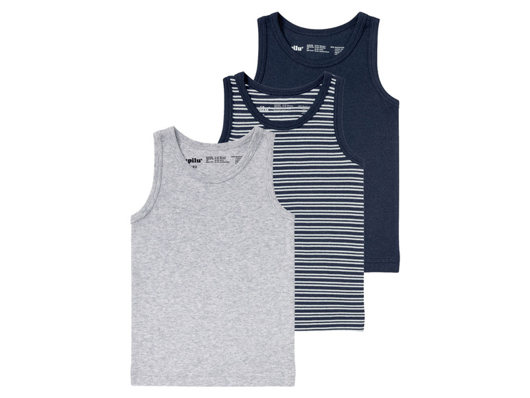 Drei Pilu Tanktops für Jungen, eines grau, eines gestreift und eines dunkelblau.