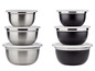 Zwei Sets mit drei Edelstahlschüsseln mit Deckeln.