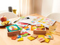 Holzspielzeug, darunter ein Puzzle und Zahlenblöcke.