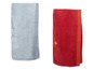 Zwei Badetücher mit Knöpfen und Taschen, eines grau und eines rot.