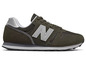 Grüne New Balance Sneaker mit grauem Logo.