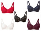 Vier BHs in verschiedenen Farben und Stilen, darunter schwarz, weiß, rot und dunkelblau.