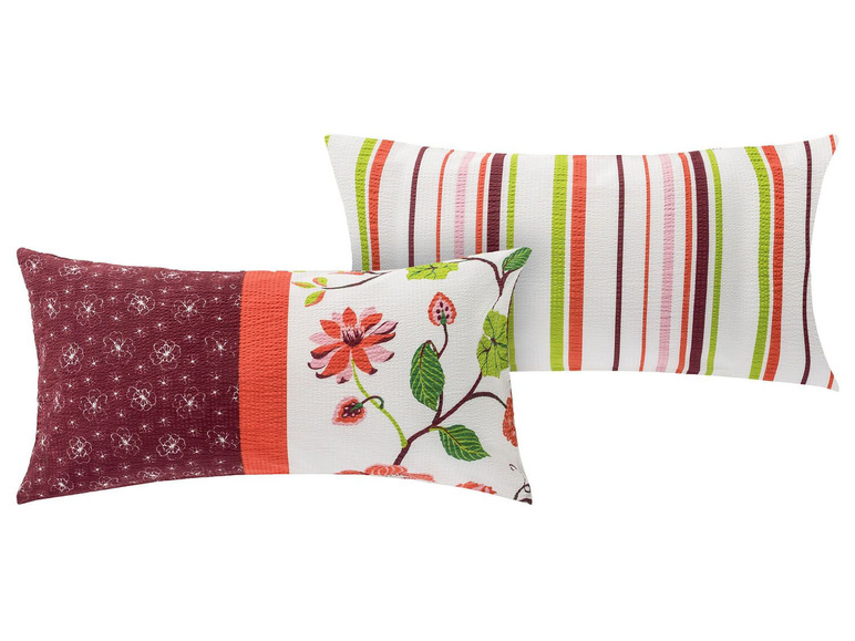 Zwei Kissen, eines mit Blumenmuster und eines mit Streifen.