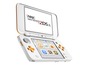 Eine weiße Nintendo 2DS XL Handheld-Konsole mit Touchscreen.