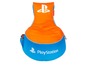 Ein orangefarbener und blauer PlayStation-Beanbag mit Getränkehaltern.