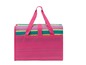 Eine rosa Strandmatte mit Tragetasche, gestreift in Rosa, Gelb und Grün.
