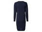 Ein dunkelblaues Strickkleid.