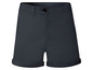 Dunkelblaue Shorts mit umgeschlagenem Saum.