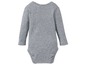 Ein grauer Baby-Body mit langen Ärmeln.