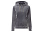 Ein grauer Velours-Hoodie mit Kapuze.