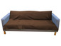 Ein brauner Schutzbezug für ein Sofa.