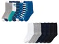 Ein Set Socken für Jungen mit blauen, grauen und weißen Farben und Mustern.