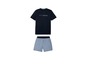 Ein schwarzes T-Shirt mit dem Schriftzug 'RESTART WEEKEND' und eine hellblaue Shorts.