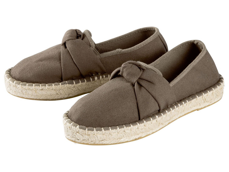 Zwei Paar braune Espadrilles mit Schleife.