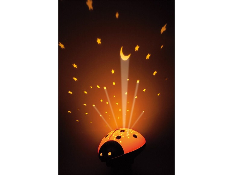 Ein Marienkäfer-Nachtlicht projiziert Sterne und einen Mond an die Decke.