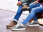 Zwei Personen in Jeans tragen lässige Schuhe.