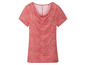 Ein rotes T-Shirt mit Paisley-Muster.