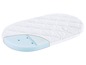 Eine ovale Babymatratze mit weißem Bezug und blauem Kern.