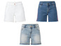 Drei verschiedene Denim Shorts für Damen: eine weiße mit Spitze, eine blaue mit rosafarbenen Nähten und eine hellblaue mit gekräuseltem Saum.