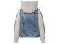 Eine Jeansjacke mit Kapuze und grauen Sweat-Ärmeln.