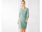 Eine Frau trägt ein grünes Spitzenkleid.