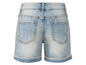 Eine hellblaue Jeans-Shorts mit ausgefranstem Saum.