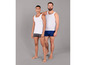 Zwei Männer in weißen Tanktops und Unterwäsche.