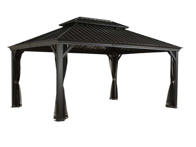 Ein schwarzer Gartenpavillon aus Metall mit Vorhängen.