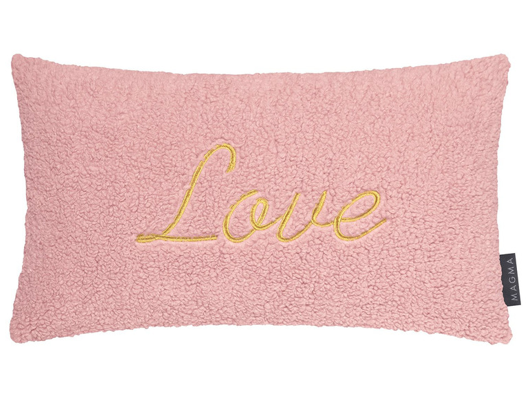 Ein rosa Kissen mit der Aufschrift 'Love' in Gold.