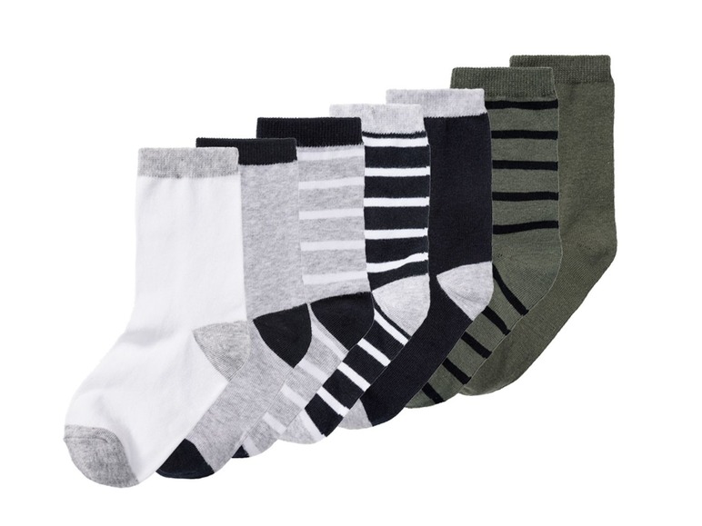 Ein Set mit Socken in verschiedenen Farben und Streifen.