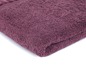 Ein dunkelviolettes Frotteehandtuch.