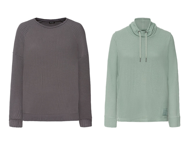 Zwei einfarbige Strickpullover mit langen Ärmeln, einer mit Rundhalsausschnitt und einer mit Stehkragen.