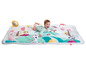 Baby auf einer Spielmatte mit Tiermotiven von Tiny Love.