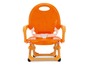 Ein orangefarbener Chicco Hochstuhl mit Sicherheitsgurt.
