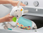 Ein Fisher-Price Plüschschaf wird in die Waschmaschine gelegt.