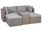 Rattan-Lounge-Set mit grauen Sitzkissen und Glastisch.
