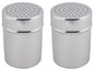 Zwei silberne, runde Streuer mit gelochten Deckeln.