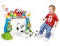 Ein Kind spielt Fußball mit einem Clementoni Baby Fußballspielzeug-Set.