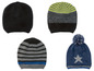 Vier Strickmützen in verschiedenen Farben und Mustern.