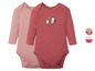 Zwei rosa Baby-Bodys mit langen Ärmeln, einer mit Igel- und Maus-Motiv