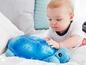 Ein Baby betrachtet eine blaue Schildkröten-Nachtlampe.